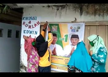 Pasang Poster, Emak-emak Siap Menangkan BHS-Taufiqulbar