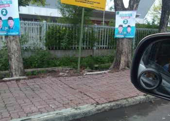 Disayangkan, Poster Cabup Dipaku Di Batang Pohon