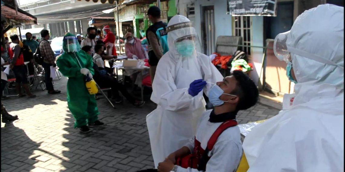 Tim Swab Hunter Surabaya Jaring Ratusan Warga Tak Bermasker