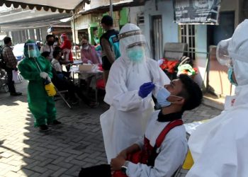Tim Swab Hunter Surabaya Jaring Ratusan Warga Tak Bermasker
