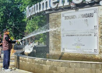 Pj Bupati Hudiyono Bersihkan Monumen Jayandaru Alun-Alun