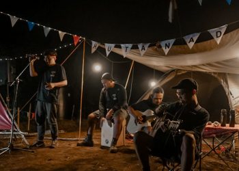 Kolaborasi @uprisesurabaya.official – @rockinsurabaya Gelar Konser Alam di Bukit 1.400 MDPL