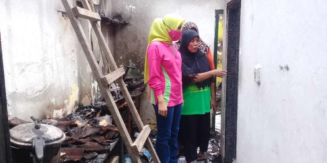 Yuk Lia Istri Cabup BHS Sambangi Korban Rumah Terbakar