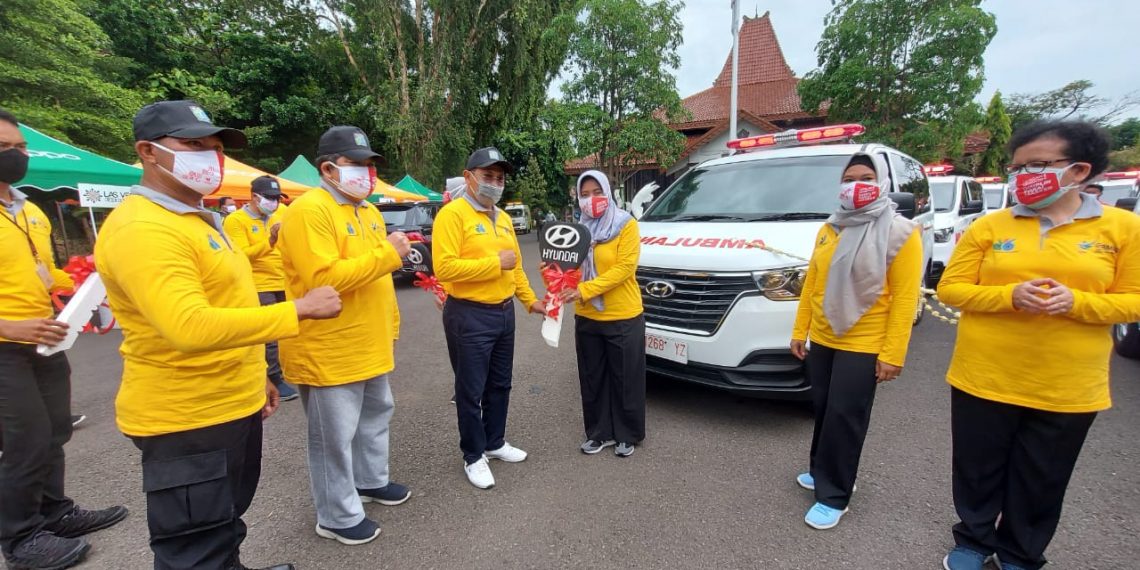 Bagikan Ambulans dan Delapan Mesin Serologi Ke Puskesmas