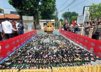 Ribuan Botol Miras Dimusnahkan Pol PP Sidoarjo