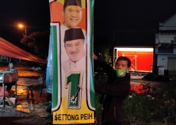 Tim Relawan BHS-Taufiqulbar Bersih-Bersih APK Kampanye