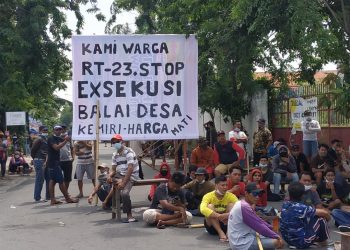 Dihadang Warga, Eksekusi Balai Desa Kemiri Batal Dilaksanakan