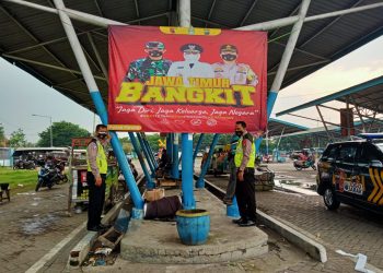 Himbau Warga Patuh Prokes, Polisi Sidoarjo Pasang Banner Jawa Timur Bangkit