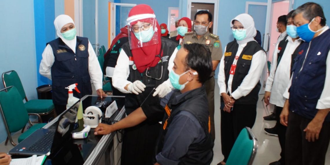 Gubernur Jatim Khofifah Minta Vaksinasi Nakes Selesai Februari