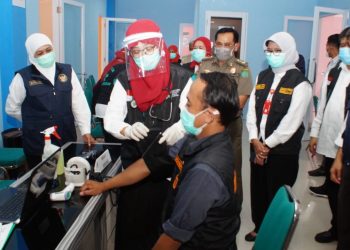 Gubernur Jatim Khofifah Minta Vaksinasi Nakes Selesai Februari