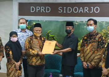 KPU Serahkan Berkas Paslon Bupati dan Wabup Sidoarjo Terpilih ke Pimpinan DPRD
