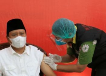 Bupati dan Walikota Pasuruan Divaksin Sinovac