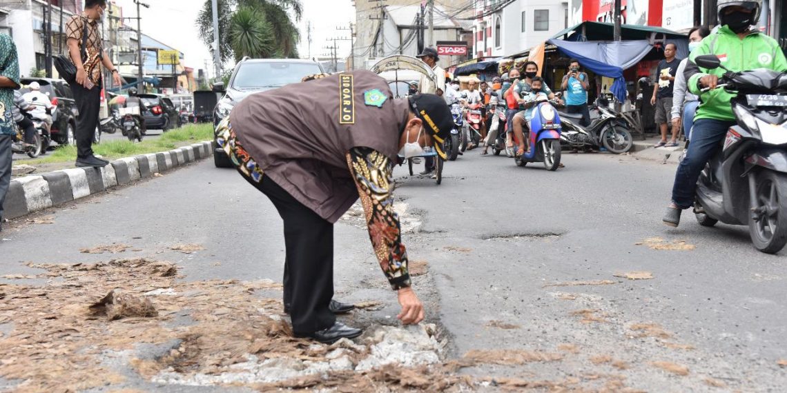 Biarkan Jalan Rusak, Pj Bupati Hudiyono Ancam Copot Plt Kepala Dinas PU Bina Marga