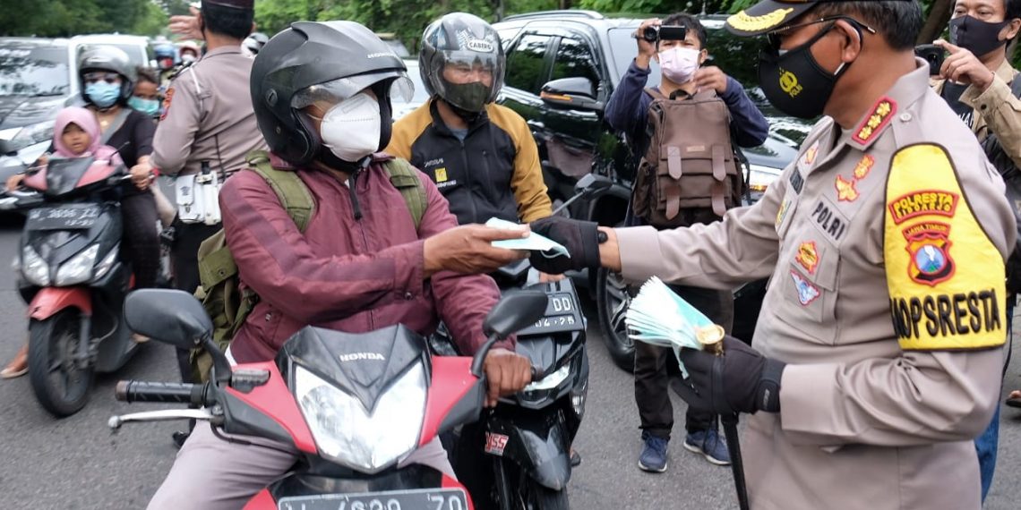 Bagikan 10.000 Masker, Kapolresta Sidoarjo Ajak Masyarakat Sadar Disiplin Prokes