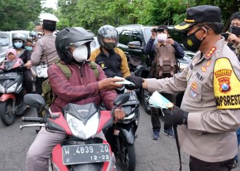 Bagikan 10.000 Masker, Kapolresta Sidoarjo Ajak Masyarakat Sadar Disiplin Prokes