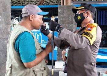 Kapolresta Sidoarjo Edukasi Penggunaan Masker Awak Bus