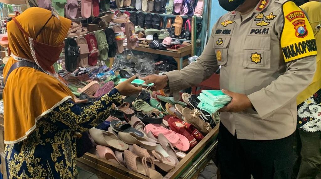 Polresta Sidoarjo Masifkan Pakai Masker ke Pedagang Pasar