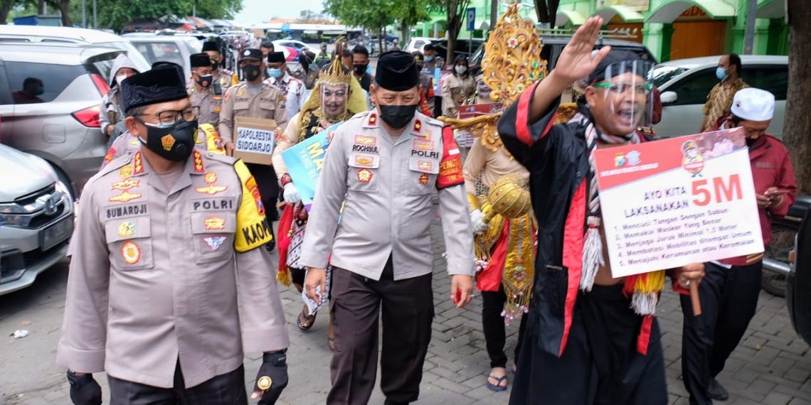 Kapolresta Sidoarjo Bawa Mbah Bejo Turun Pasar Porong Edukasi Prokes