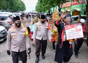Kapolresta Sidoarjo Bawa Mbah Bejo Turun Pasar Porong Edukasi Prokes