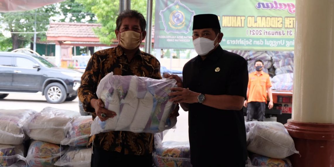 Pj Bupati Sidoarjo Salurkan Bantuan Beras 3 Ton Warga Terdampak Banjir