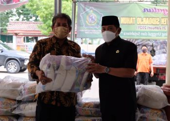 Pj Bupati Sidoarjo Salurkan Bantuan Beras 3 Ton Warga Terdampak Banjir