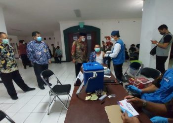 Terakhir Jabat PJ Bupati, Cak Hud Cek Vaksinasi Pegawai Pelayanan Publik