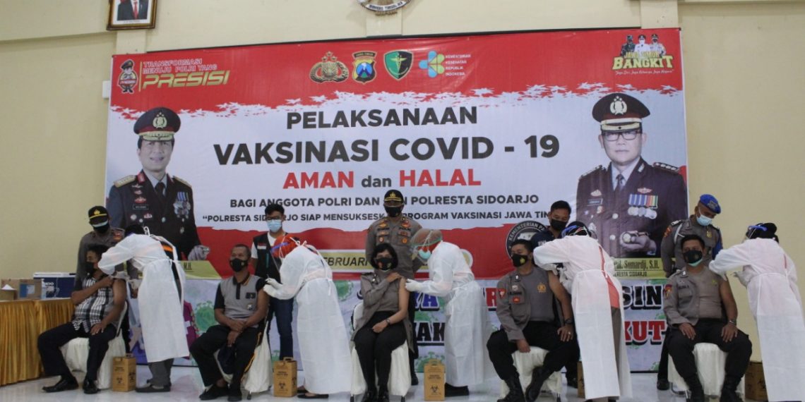 Ribuan Polisi Sidoarjo Divaksin Covid-19