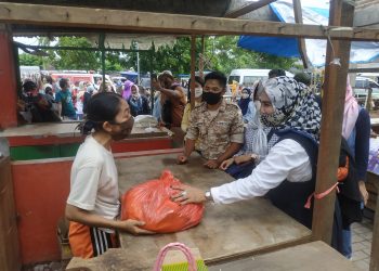 Anggota DPRD Hj Mimik Idayana Bantu Korban Puting Beliung Desa Balongdowo