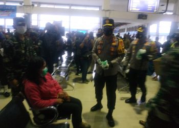 Forkopimda Jatim Sosialisasi Prokes Bagikan Ribuan Masker di Terminal Bungurasih