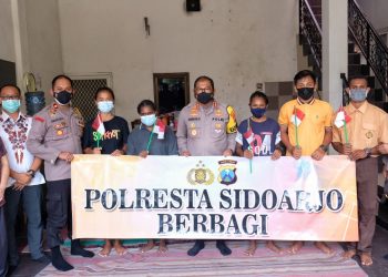 Jumat Berkah, Polresta Sidoarjo Bagi Sembako dan Masker Warga Papua
