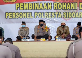 Peringati Isra’ Mi’raj, Polresta Sidoarjo Bersholawat dan Bersihkan Tempat Ibadah