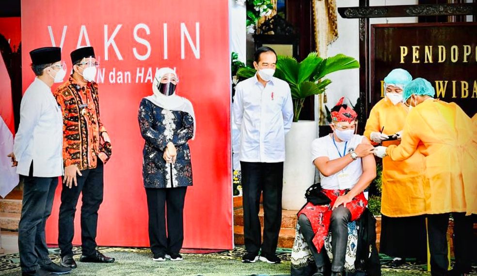 Bupati Gus Muhdlor Dampingi Presiden Jokowi Tinjau Vaksinasi Perdana AstraZeneca di Sidoarjo