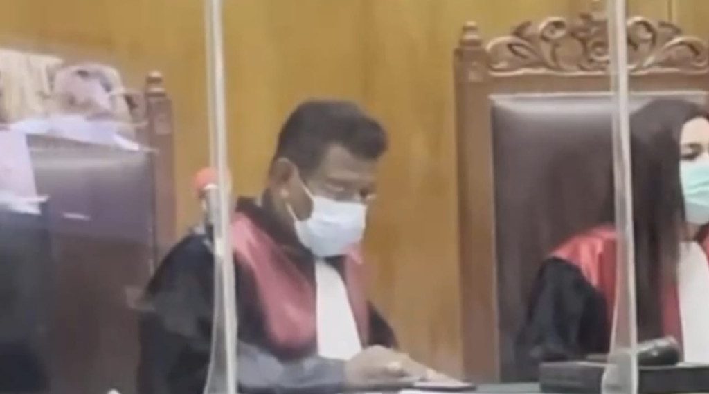 Video Hakim PN Surabaya Main HP Saat Pengacara Baca Pledoi