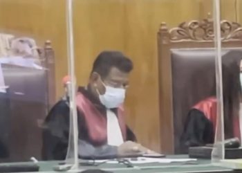 Video Hakim PN Surabaya Main HP Saat Pengacara Baca Pledoi