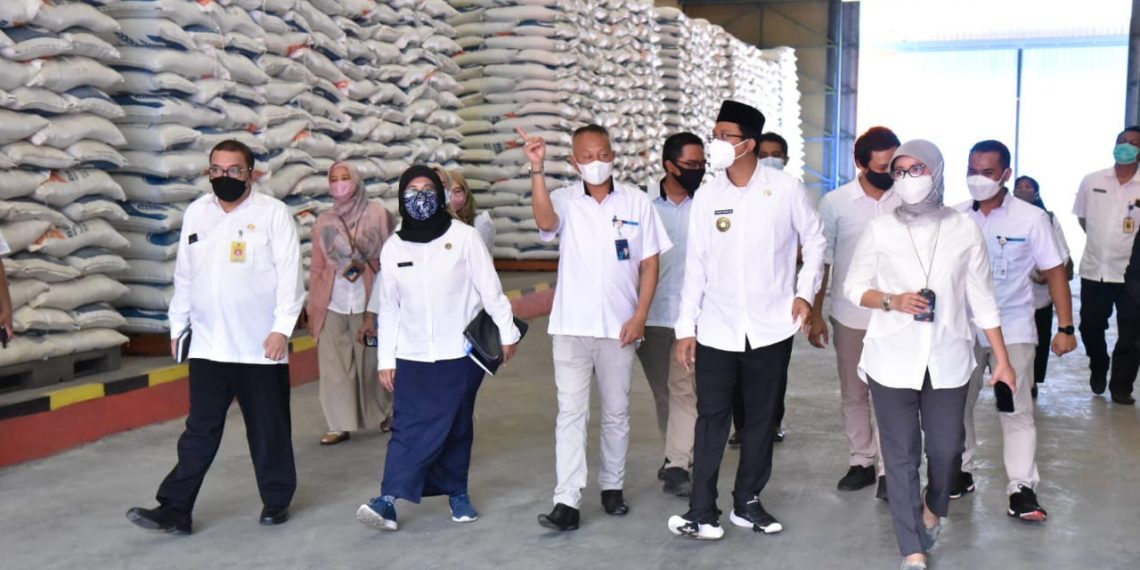 Jelang Ramadhan, Bupati Gus Muhdlor Sidak Stok Beras Gudang Bulog Buduran