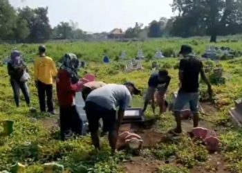 Tradisi Mbesik, Mengais Rejeki Bersihkan Makam