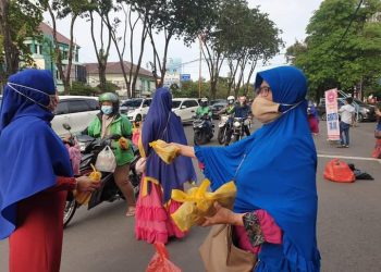 Majelis Taklim Arafah Sidoarjo Bagi Takjil ke Pengguna Jalan