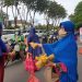 Majelis Taklim Arafah Sidoarjo Bagi Takjil ke Pengguna Jalan
