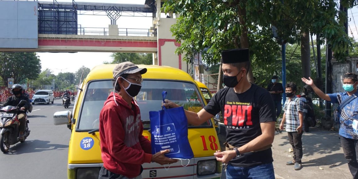 PWI Sidoarjo Bagikan Bingkisan ke Sopir Angkot