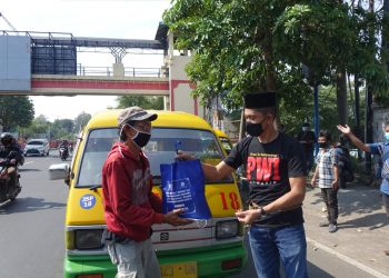 PWI Sidoarjo Bagikan Bingkisan ke Sopir Angkot