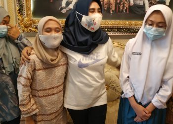 Kesulitan Ekonomi, Pasutri Rahmat Muhajirin dan Hj Mimik Idayana Tanggung Biaya Kuliah Sabrina dan Anditya