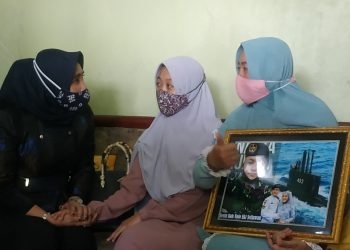 Rahmat Muhajirin dan Hj Mimik Beri Semangat Istri Sertu Yoto Eki Setiawan Juru Mudi 1 KRI Nanggala 402