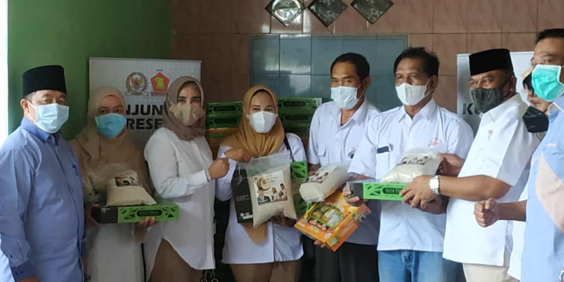 Pasutri Rahmat Muhajirin dan Hj Mimik Bagikan 11 Ribu Paket Lebaran dan Sembako ke Masyarakat