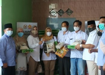 Pasutri Rahmat Muhajirin dan Hj Mimik Bagikan 11 Ribu Paket Lebaran dan Sembako ke Masyarakat
