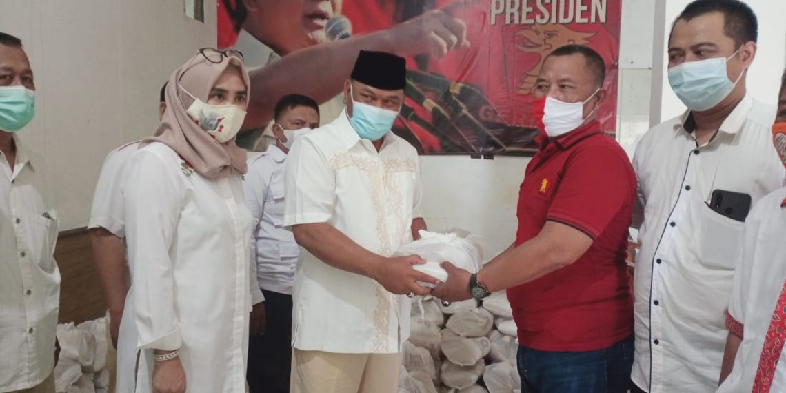 Rahmat Muhajirin Saksikan DPC Gerindra Sidoarjo Bagikan Bingkisan Lebaran ke Kader