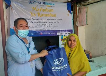 WOM Finance Bagikan Bingkisan Ramadhan ke Janda dan Dhuafa
