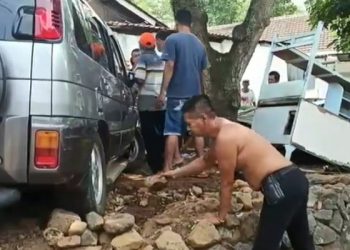 Sopir Ngantuk, Mobil Hantam Warung Mie