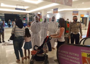 Pocong Temui Warga Sidoarjo Ingatkan Prokes