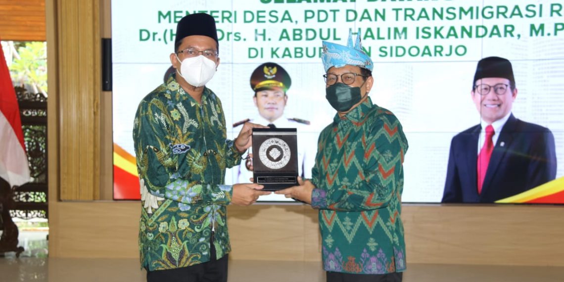Menteri Desa Tertinggal Serahkan Penghargaan Utama SDGs Desa di Sidoarjo