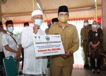 Bupati Bangkalan Ra Latif  Beri Insentif Ribuan Guru Ngaji dan Madin